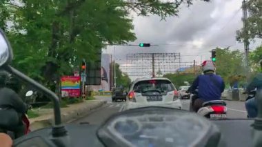 Güney Borneo-Endonezya, 13 Şubat 2021: Banjarmasin 'de Ahmad Yani caddesinin birçok yerinde motosiklet vlog' u