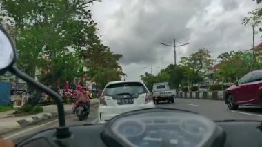 Güney Borneo-Endonezya, 13 Şubat 2021: Banjarmasin 'de Ahmad Yani caddesinin birçok yerinde motosiklet vlog' u
