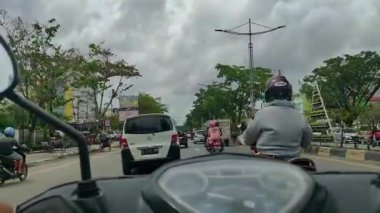 Güney Borneo-Endonezya, 13 Şubat 2021: Banjarmasin 'de Ahmad Yani caddesinin birçok yerinde motosiklet vlog' u