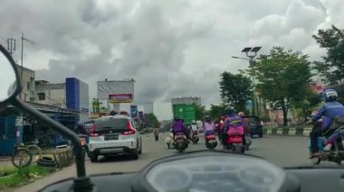 Güney Borneo-Endonezya, 13 Şubat 2021: Banjarmasin 'de Ahmad Yani caddesinin birçok yerinde motosiklet vlog' u