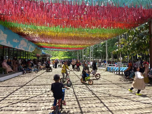 Güney Borneo-Endonezya, 14 Nisan 2024: Raffia halat süslemeleri sallanan bir turizm parkı