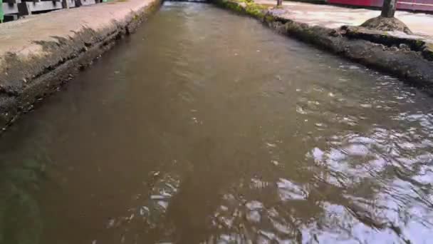 Het Water Stroomt Door Het Irrigatiesysteem Snel Maar Troebel — Stockvideo
