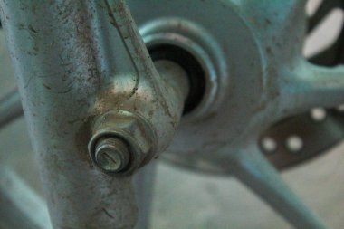 Bir motosikletin tekerlek aksı ve disk frenleri