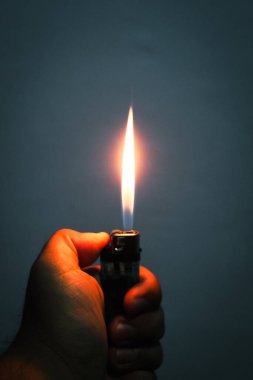 Benzin çakmağı karanlıkta yanıyor.