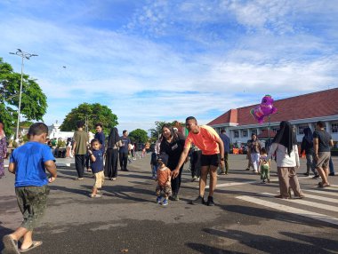 Banjarbaru-Endonezya, 9 Haziran 2024: Banjarbaru sakinlerinin faaliyetleri ve hafta sonu boyunca belediye meydanı yakınlarındaki bölgeler