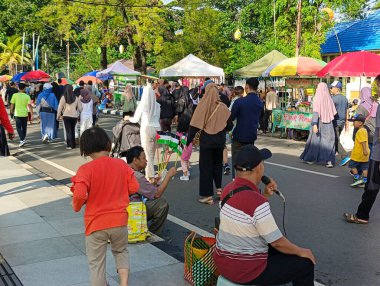 Banjarbaru-Endonezya, 9 Haziran 2024: Banjarbaru sakinlerinin faaliyetleri ve hafta sonu boyunca belediye meydanı yakınlarındaki bölgeler
