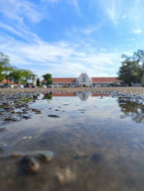 Banjarbaru-Endonezya, 9 Haziran 2024: Banjarbaru şehir yönetim binası, yansıtma fotoğraf tekniği