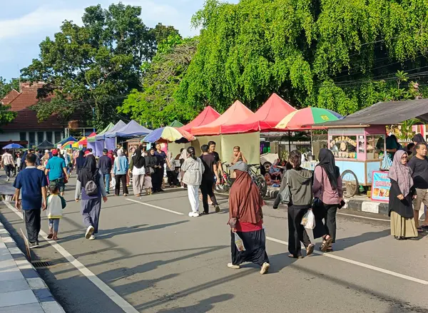 Banjarbaru-Endonezya, 9 Haziran 2024: Banjarbaru sakinlerinin faaliyetleri ve hafta sonu boyunca belediye meydanı yakınlarındaki bölgeler