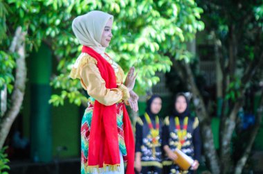 Güney Borneo-Endonezya, 11 Haziran 2024: Kırmızı ve beyaz şallarla kültür dansı