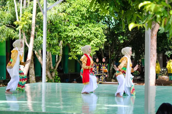 Güney Borneo-Endonezya, 11 Haziran 2024: Kırmızı ve beyaz şallarla kültür dansı