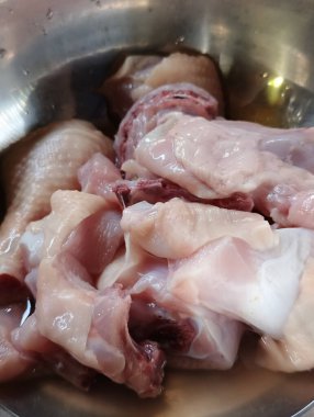 Kabın içinde çiğ tavuk eti.