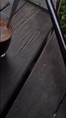 Sabahları bir bardak kahve eşliğinde balık tutmak.