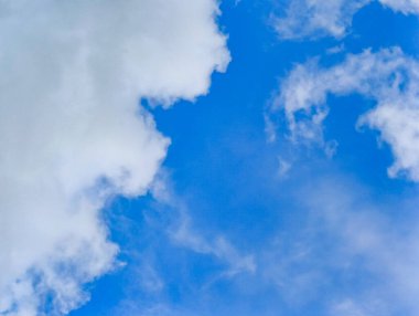 Beyaz bulutlar ve mavi gökyüzü, manzara arka planı
