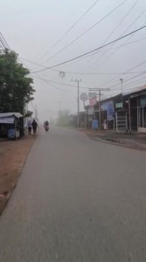 Güney Borneo-Endonezya, 7 Temmuz 2024: Sisli bir sabah, motosikletle seyahat
