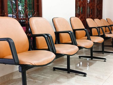Bekleme odasındaki sandalyeler.