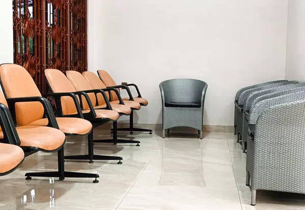 Bekleme odasındaki sandalyeler.