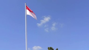 Endonezya 'nın bağımsızlık gününde avluda dalgalanan Endonezya bayrağı