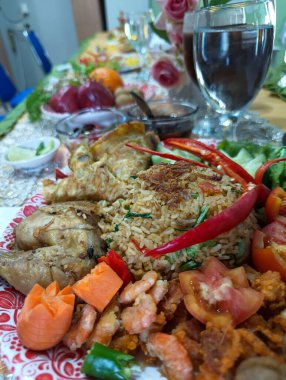 Çeşitli dekorasyonlarla çeşitli kızarmış pirinçler.