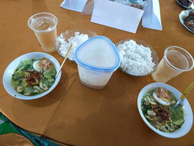 Tavuk çorbası ve pilav.