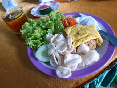 Çeşitli dekorasyonlarla çeşitli kızarmış pirinçler.