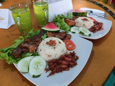 Pirinç ve kızarmış tilapia balığı.