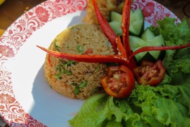 Çeşitli dekorasyonlarla çeşitli kızarmış pirinçler.