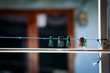 Çamaşır ipini bir parça iple klemple