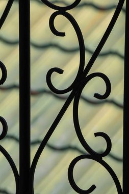 Çitteki demir süsler.