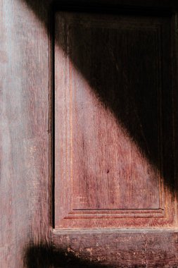 Kapıdaki ahşap kaplama.