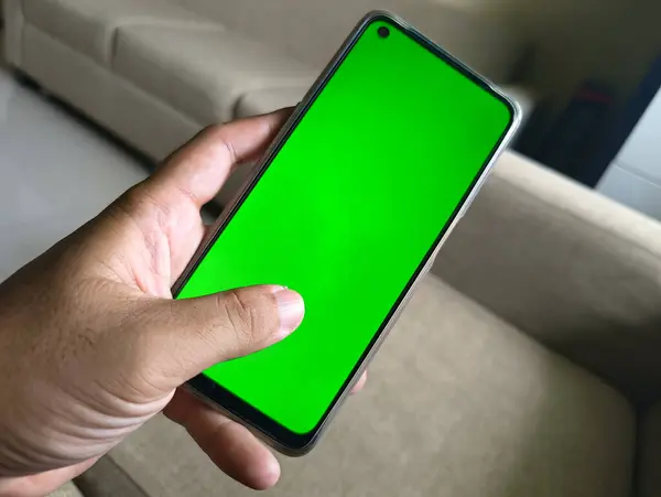 Yeşil Ekranlı Akıllı Telefon El Kaydırma Üzerine Dinleniyor