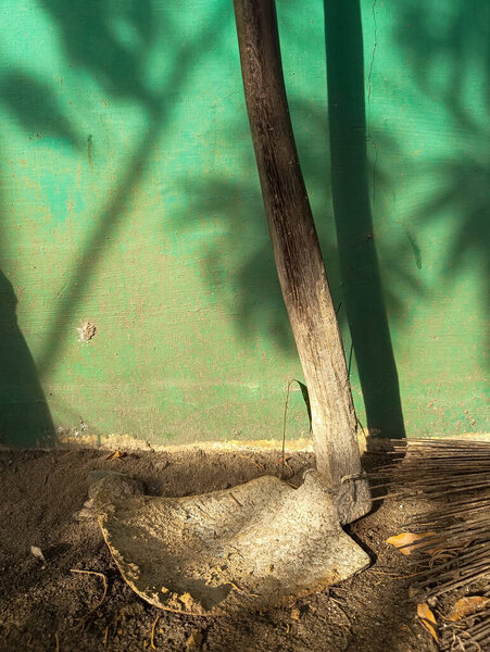 Утром мотыга.