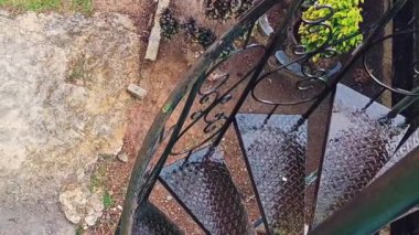 Şiddetli yağmur demir merdivenleri vurdu