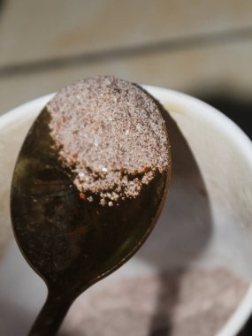 Kahve tozu ve şeker demlenmeye hazır.