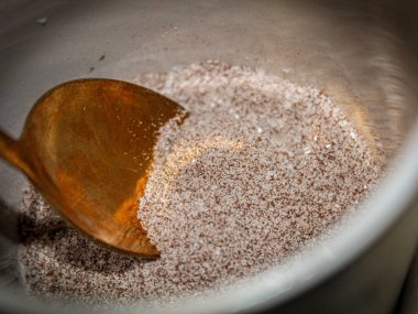 Kahve tozu ve şeker demlenmeye hazır.