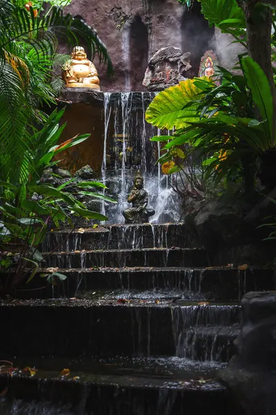 Tayland tapınağı. Asya mimarisi, çanlar, Buda tropikal manzarada