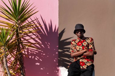 Cape Town 'da renkli fotoşoplarda moda olan bir adam.