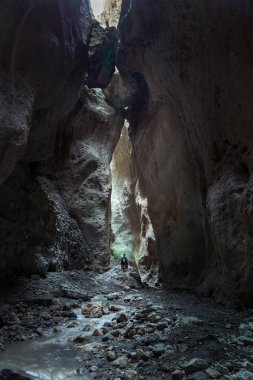 Dağ nehri manzarası, doğa, seyahat konsepti, Dağıstan kanyonu.