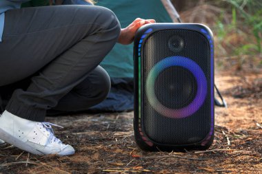 Kampta hoparlör açık.