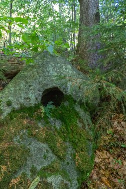Taş labirentler arasında dar geçitler