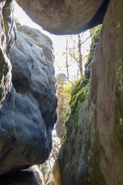 Taş labirentler arasında dar geçitler