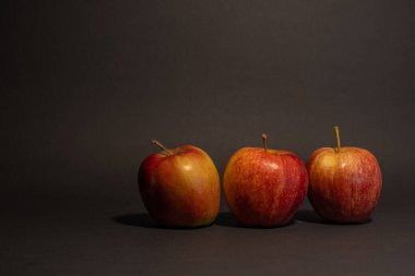 Siyah arkaplandaki elmalardan şekiller
