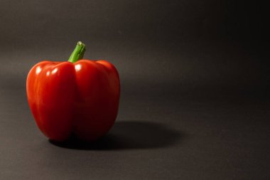 siyah bir arka plan üzerinde kırmızı pul biber