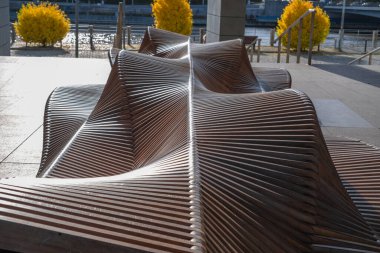 Wroclaw, Polonya - 04 Ekim 2023: Sonbahar sezonunda modern bank ve modern mimari