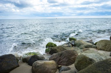 Kayalıklı deniz kıyısı, mavi gökyüzü ve bulutlar, Baltık Denizi, Polonya