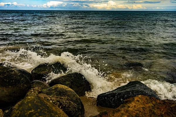 Kayalıklı deniz kıyısı, mavi gökyüzü ve bulutlar, Baltık Denizi, Polonya