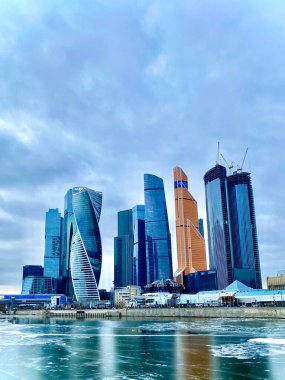 Gökdelenli modern şehir manzarası