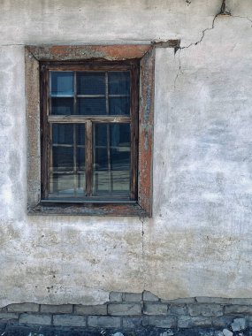 Köydeki eski bir evin duvarındaki eski ahşap pencere.