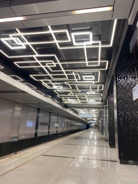Moskova, Rusya 'da bir metro istasyonunun içinde.
