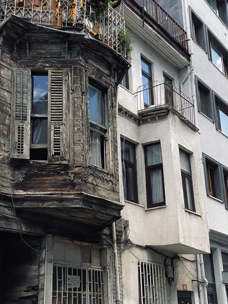 İstanbul, Türkiye 'de balkonlu eski bir ev. Ayarlanmış.