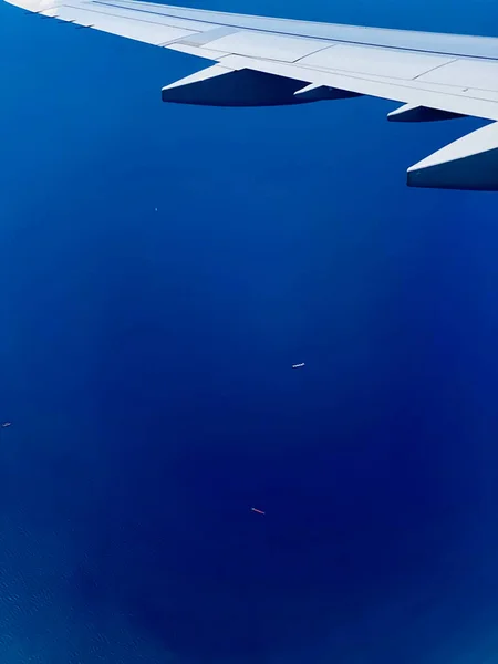 Vista Del Ala Avión Volando Cielo Azul —  Fotos de Stock